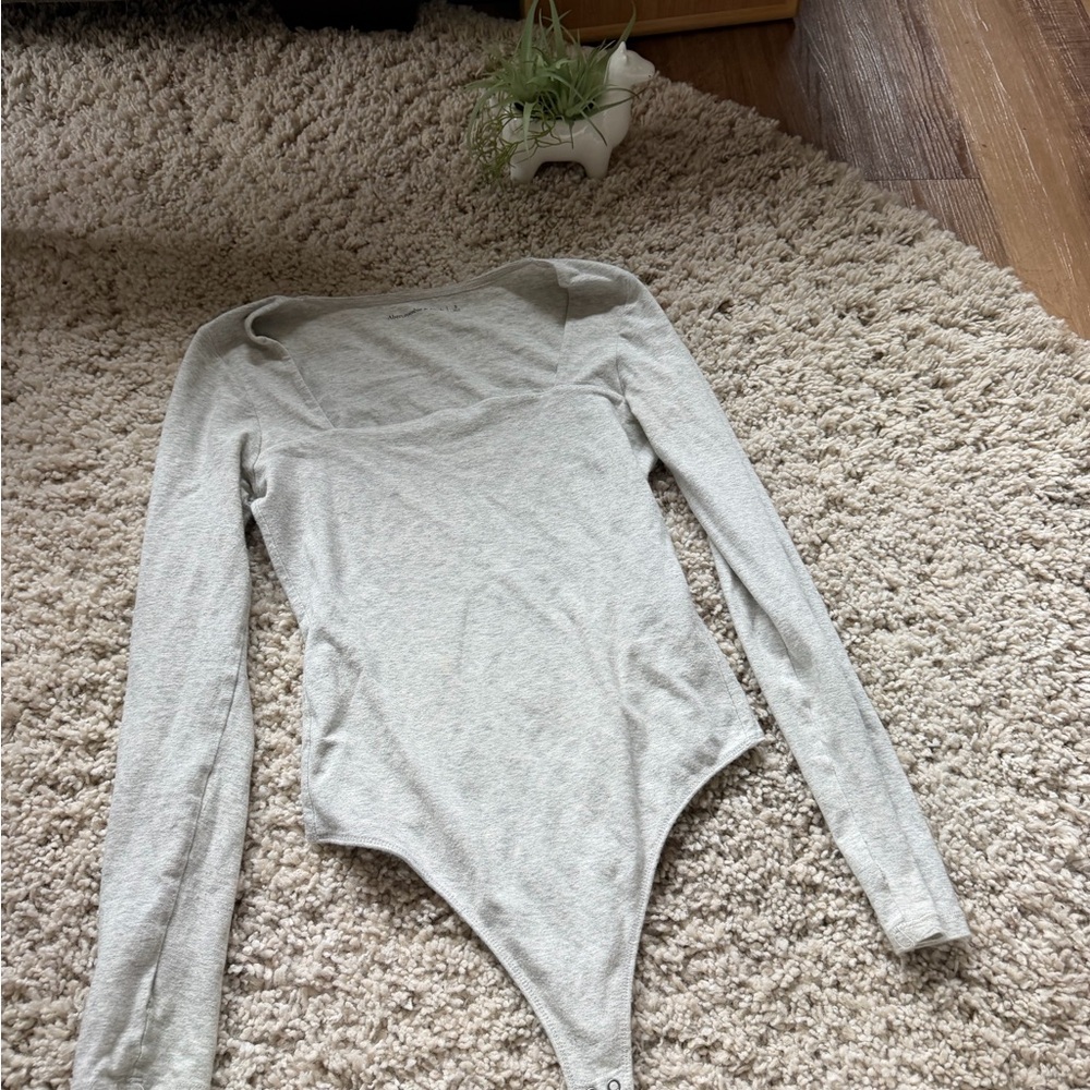 Abercrombie & Fitch light low collar long sleeve Heather Gray Bodysuit